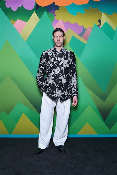 Tahar Rahim en ensemble Louis Vuitton 